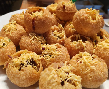 Knapperige pani puri met toppings