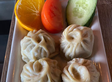 Gestoomde momos met salade