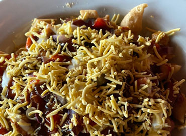Bhel puri met sev, chutney en kruiden