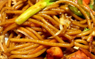 Heerlijke roergebakken noedels bij Indian Naan Restaurant